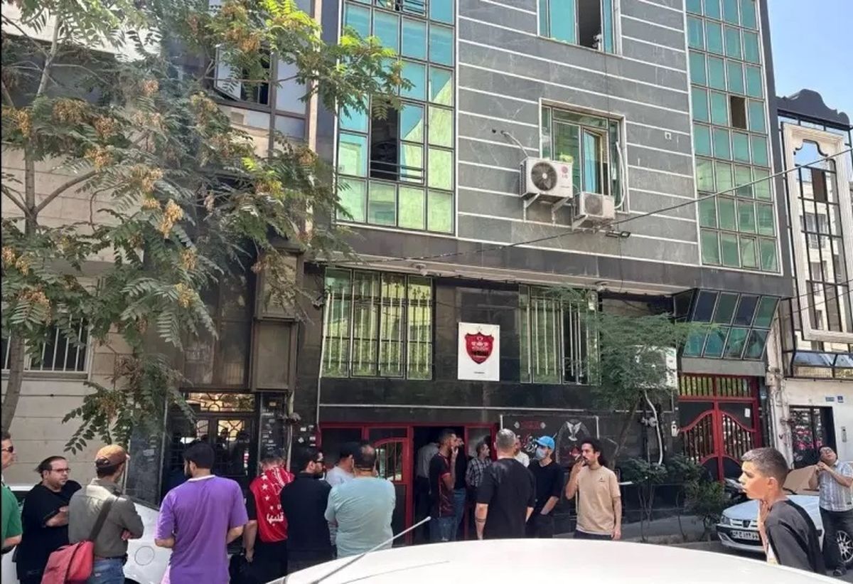 ببینید| تجمع اعتراضی هواداران پرسپولیس مقابل ساختمان باشگاه