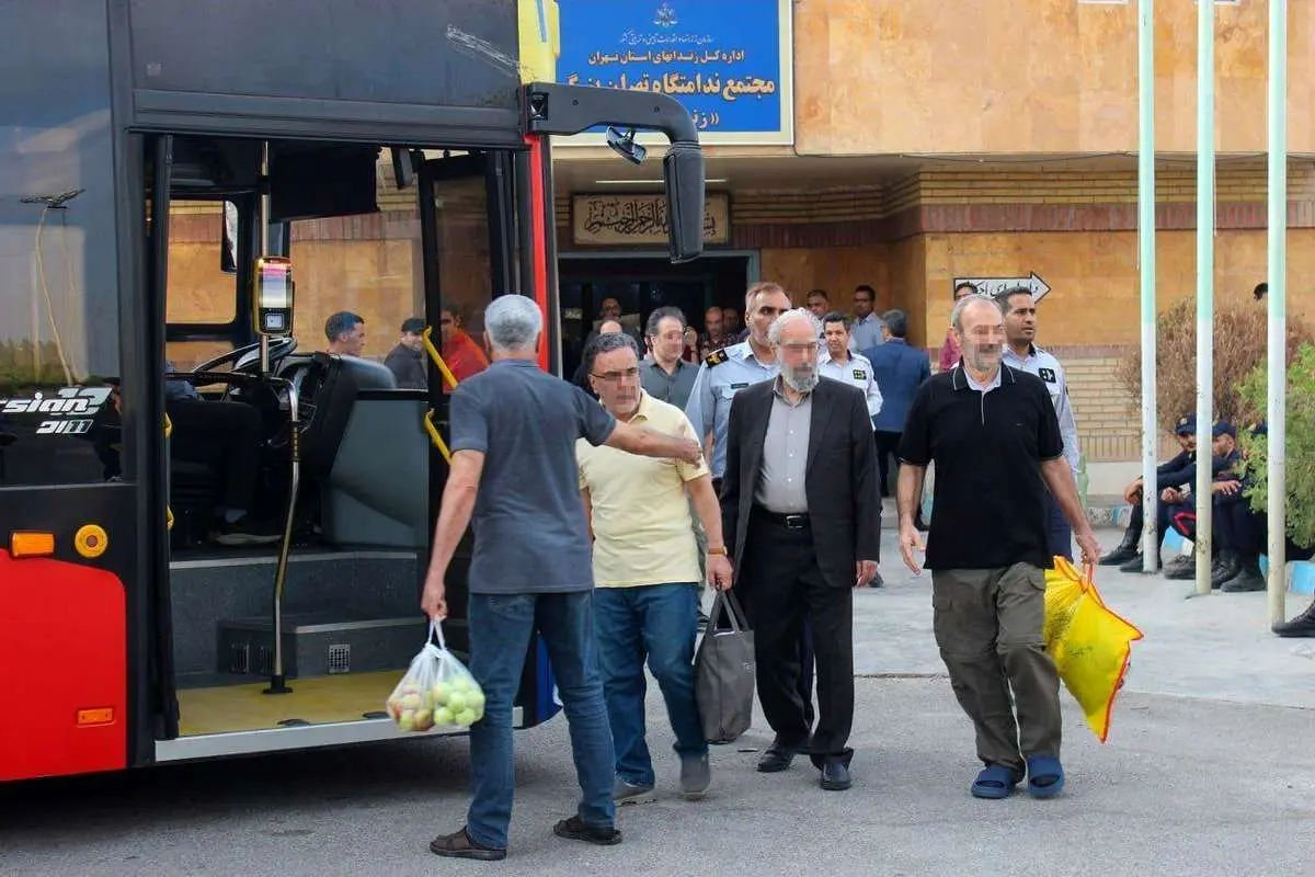 واکنش مصطفی تاجزاده به انتشار عکسی از انتقال وی و سایر زندانیان به زندان اوین واکنش مصطفی تاجزاده به انتشار عکسی از انتقال وی و سایر زندانیان به زندان اوین