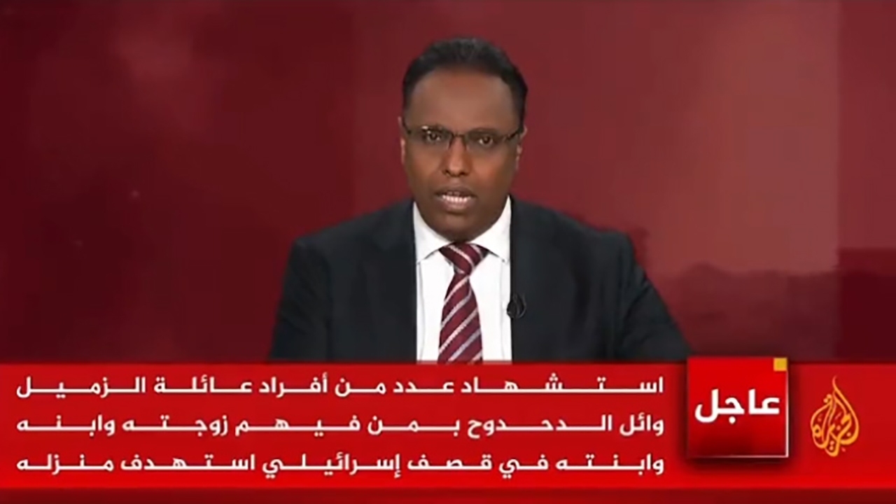 ببینید| بغض مجری الجزیره هنگام اعلام خبر شهادت خبرنگار شبکه در غزه