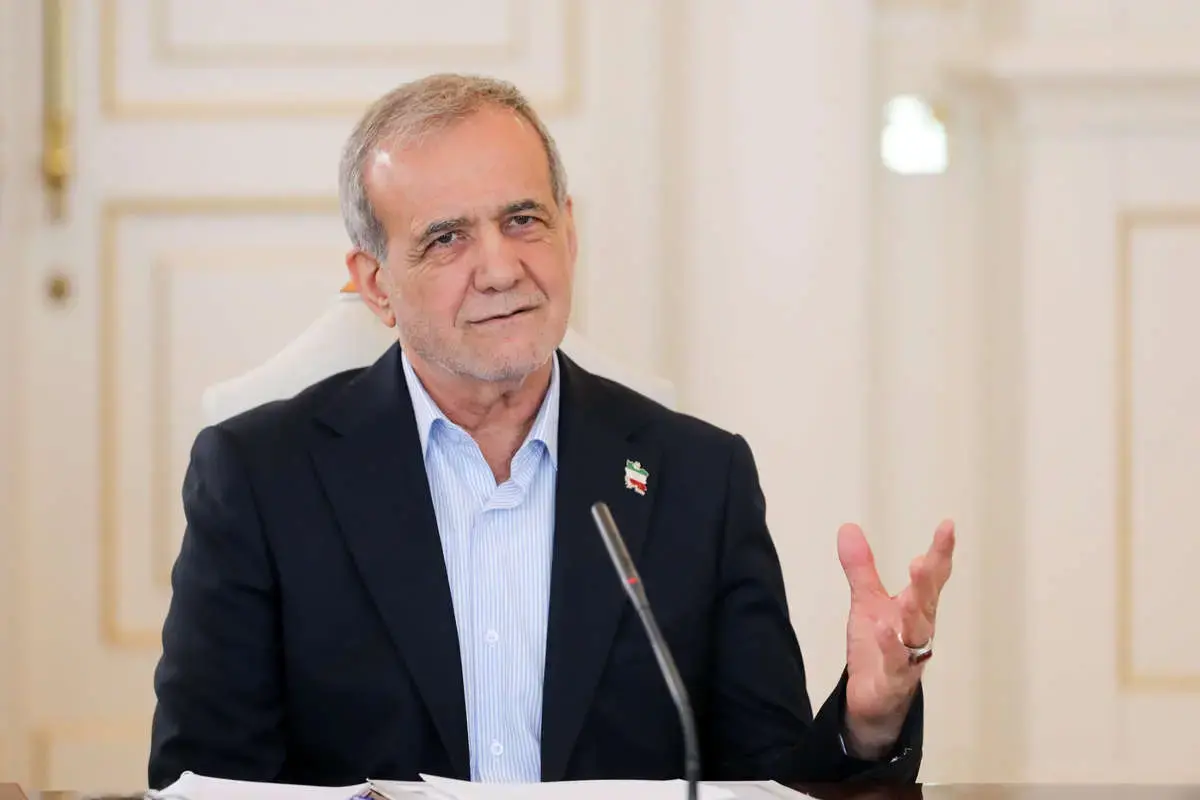 جانشین معاون سیاسی سپاه: اشتباهات کلامی پزشکیان زیاد شده است