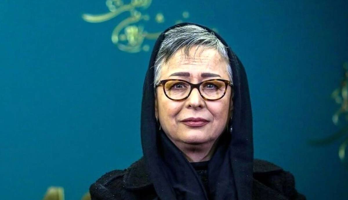 ببینید| بوسه سینا مهراد بر دستان آزیتا حاجیان در اکران مردمی سریال از یاد رفته