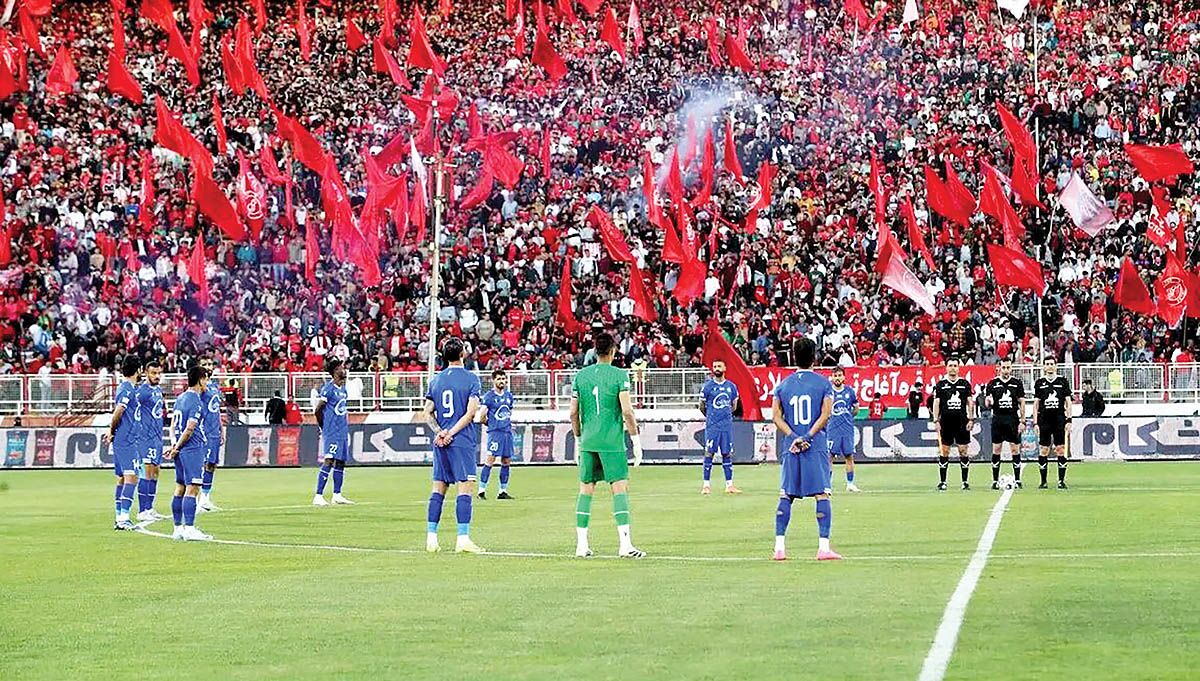 ببینید| فحاشی و کری‌خوانی هواداران استقلال و تراکتور در ورزشگاه نقش جهان