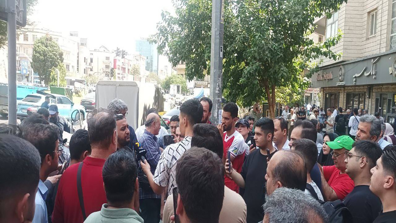 ببینید| تجمع هواداران معترض پرسپولیس مقابل ساختمان بانک شهر