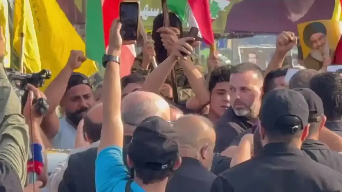 ببینید| استقبال پرشور مردم لبنان از علی لاریجانی