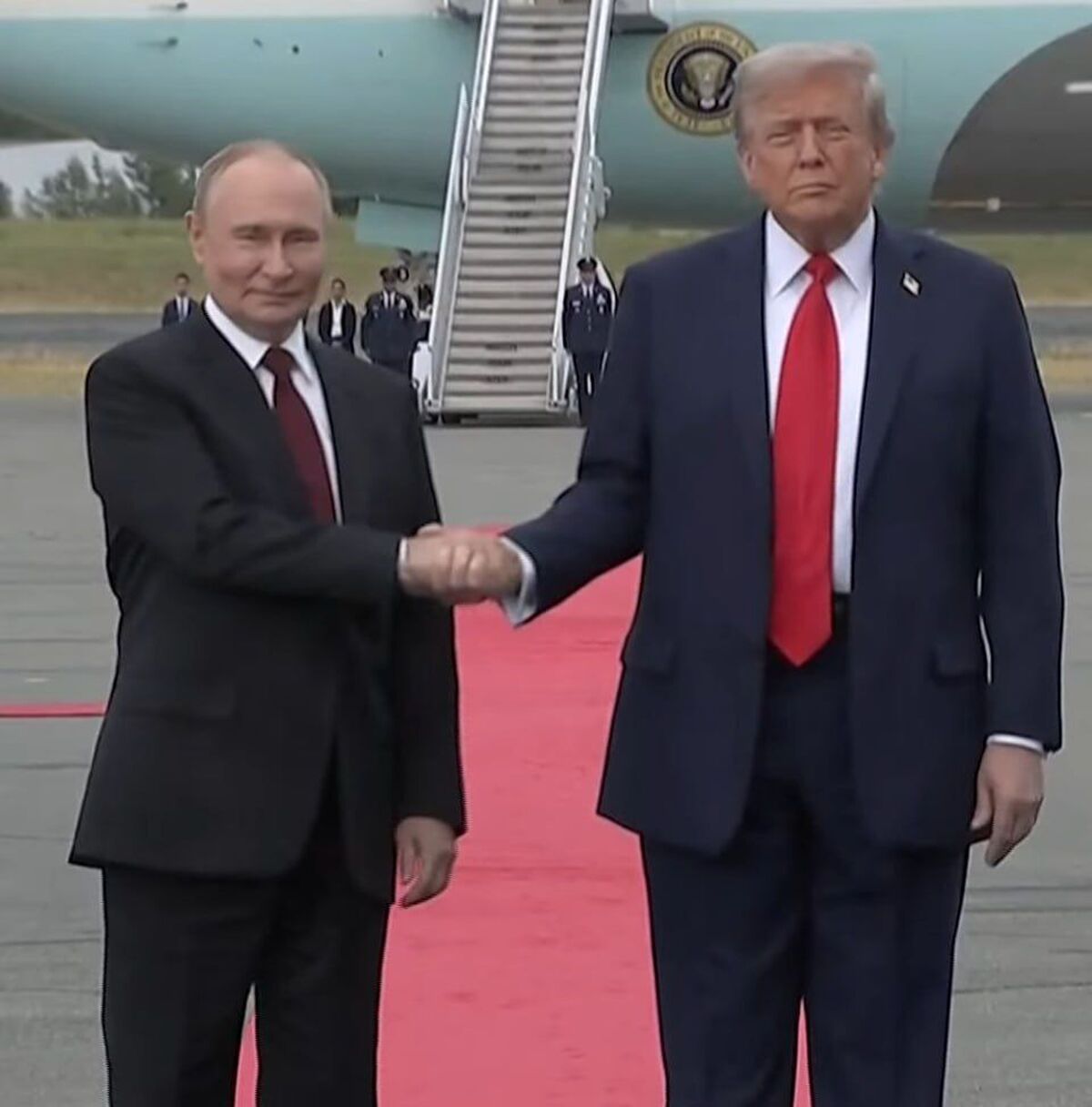 مذاکرات پوتین و ترامپ از ۱ ساعت هم گذشت / استقبال ترامپ از پوتین بر روی فرش قرمز/ قدرت‌نمایی ترامپ مقابل پوتین با بمب افکن شبح بی۲