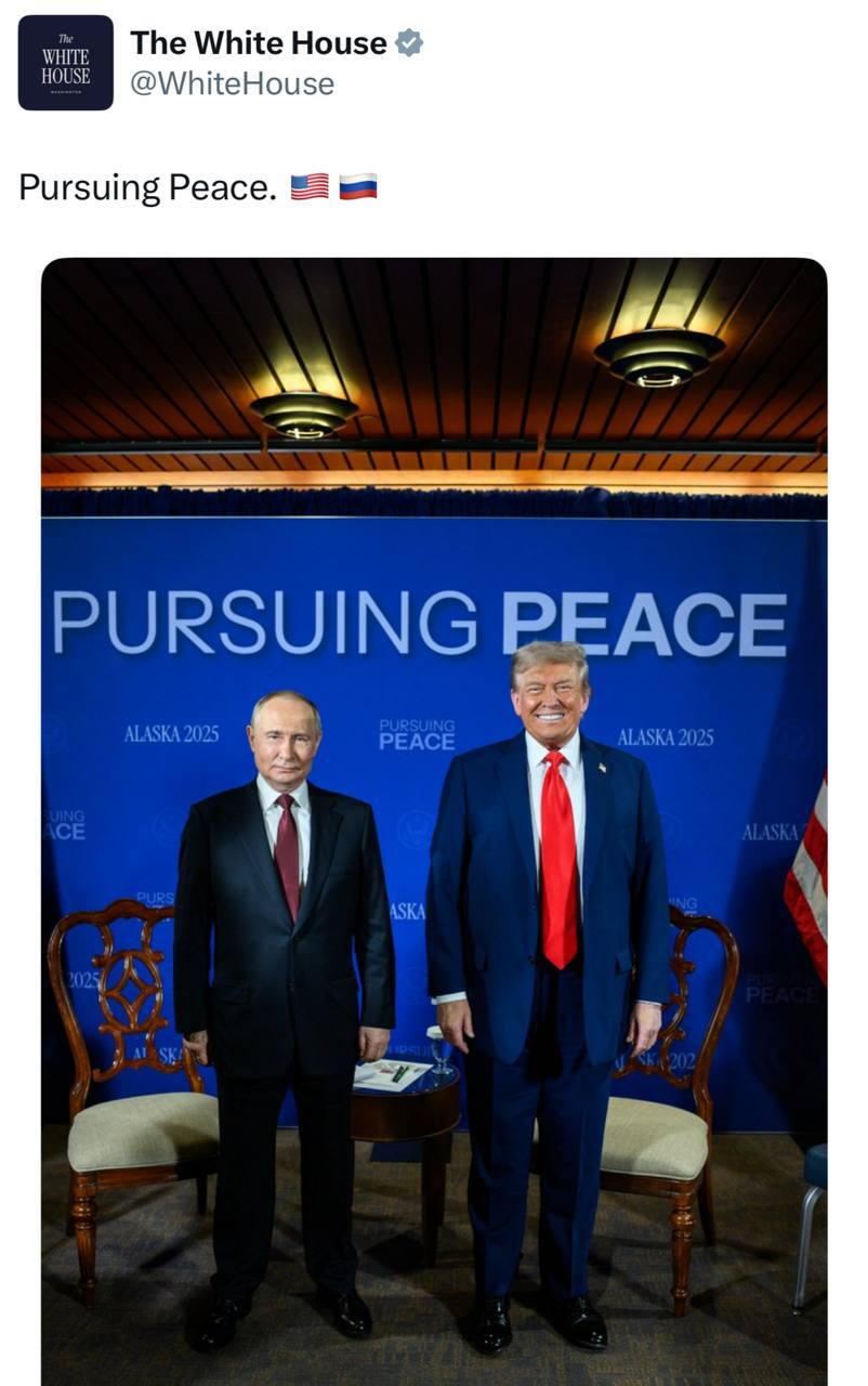 آغاز مذاکرات پوتین و ترامپ/ استقبال ترامپ از پوتین روی فرش قرمز/ پرواز شبح B-2 اسپریت با اسکورت جنگنده های اف ۳۵ بر فراز پوتین و ترامپ