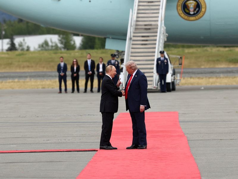 از سوییشرت لاوورف، پرواز بمب‌افکن B-2، گوش‌های سنگین پوتین، شروع عجیب نشست خبری، تا کتلت مرغ اوکراینی | متن و حواشی جنجالی دیدار ترامپ و پوتین در آلاسکا چه بود؟