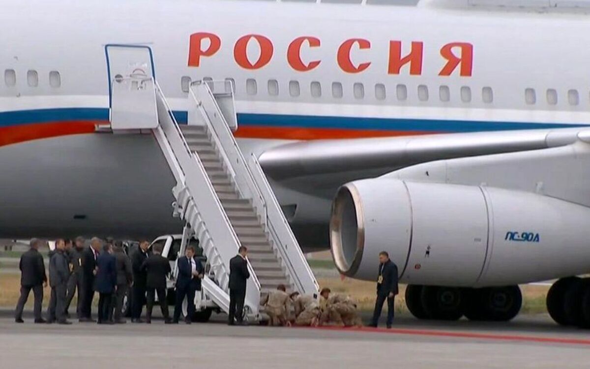 زانو زدن سربازان آمریکایی زیر هواپیمای حامل پوتین سوژه شد