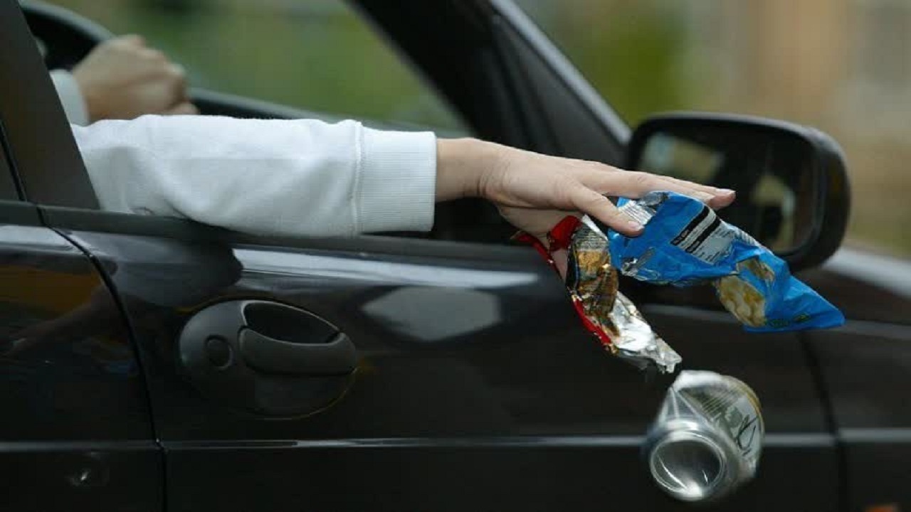 ببینید| جریمه پرت کردن زباله از شیشه خودرو: هدیه یک خودروی صفر کیلومتر به دولت!