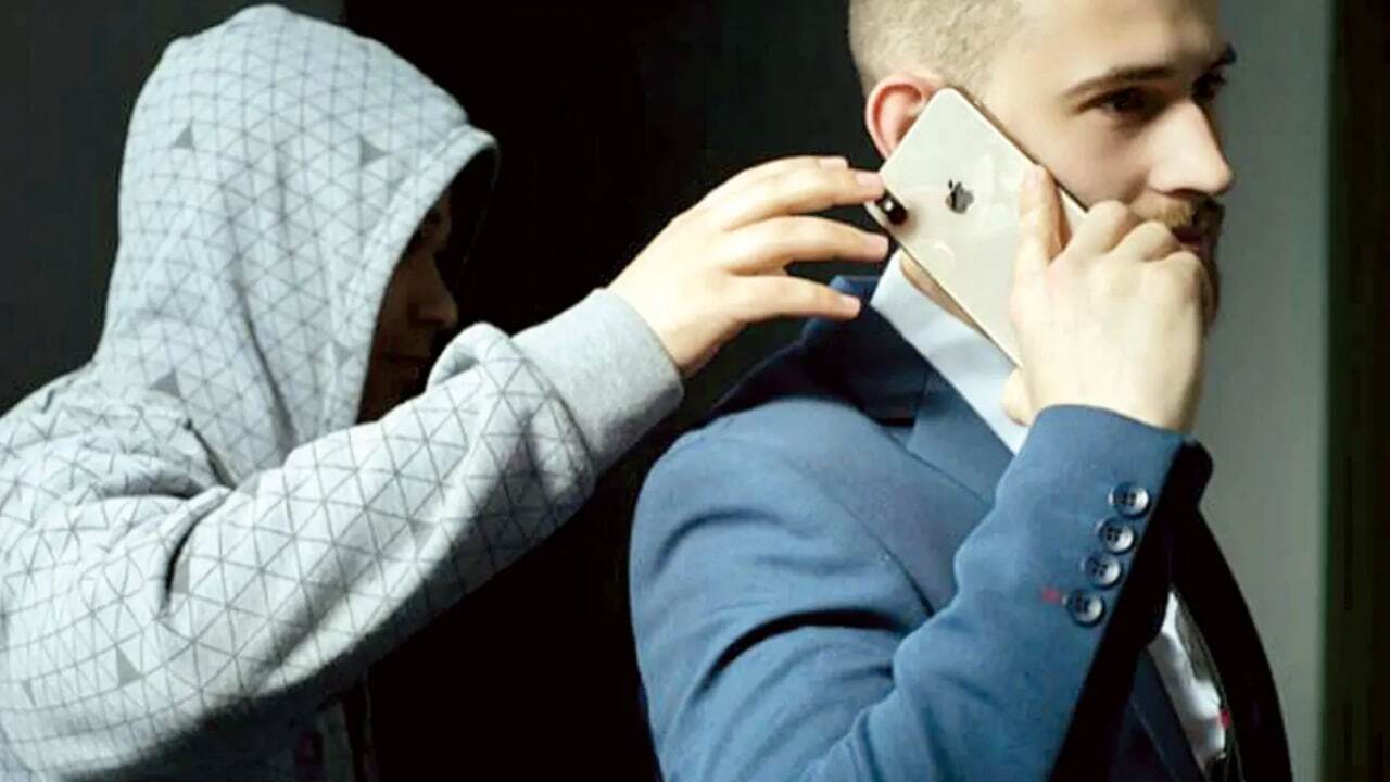 ببینید| لحظه سرقت گوشی موبایل از سروش ستوده نیا