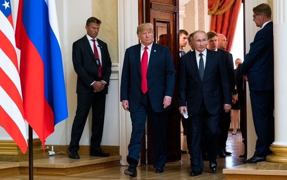 گاف امنیتی تیم ترامپ در آلاسکا؛ اسناد نشست آلاسکا در پرینتر هتل جا ماند! +عکس