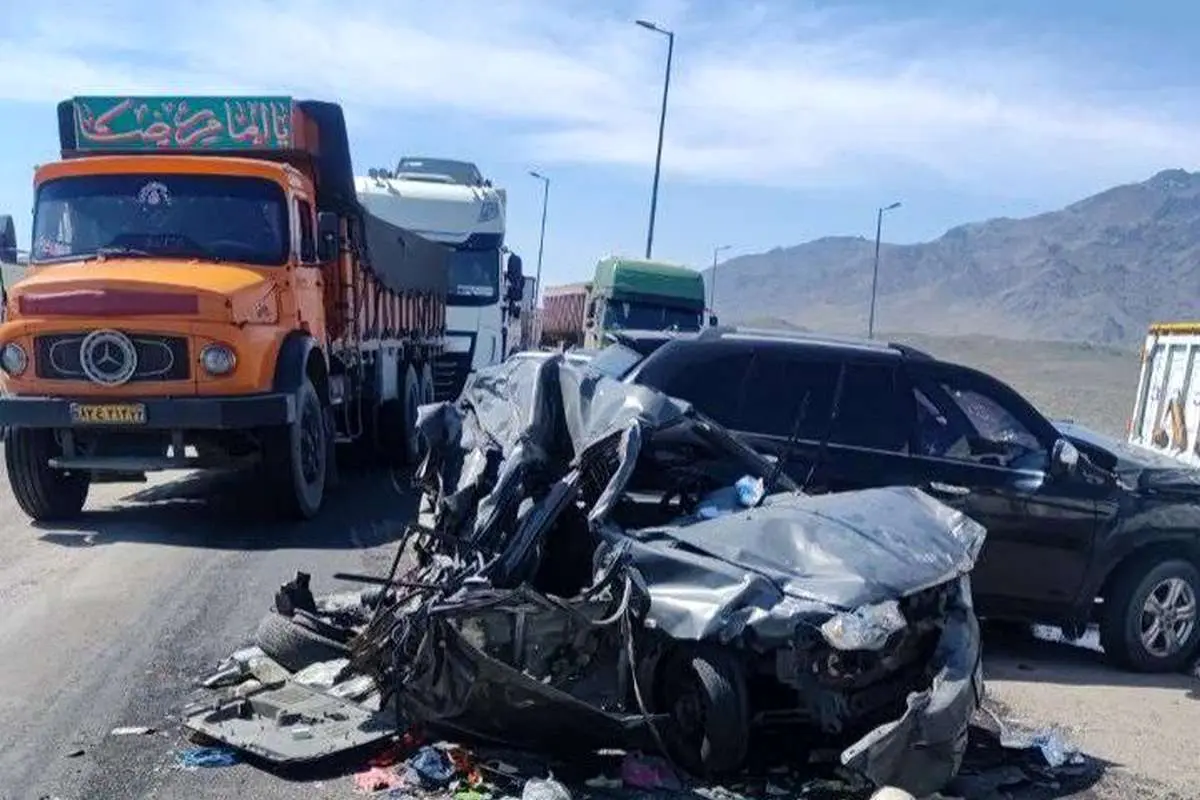 مصدومیت ۱۴ نفر در پی یک تصادف زنجیرهای تصادف