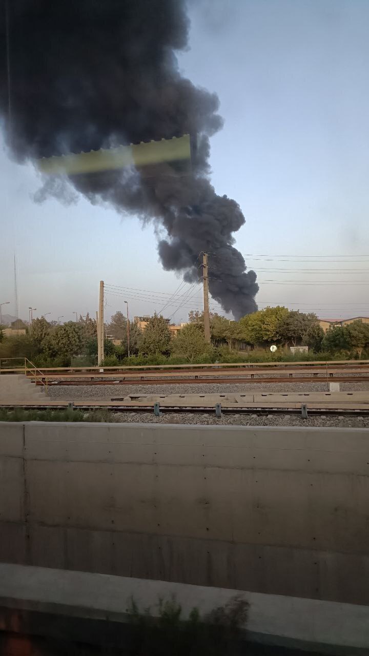 عکس| آتش‌سوزی گسترده یک انبار در جنوب تهران