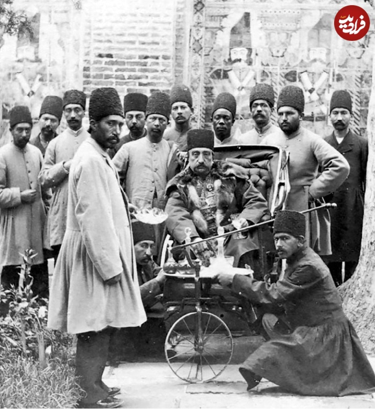 ناصرالدین شاه سوار بر سه‌چرخۀ سلطنتی در حیاط کاخ گلستان +عکس