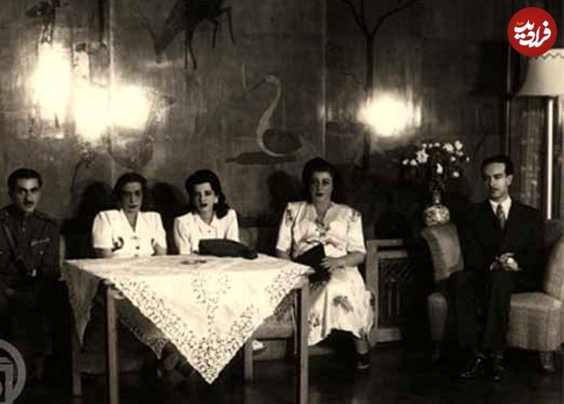 عکسی از همسران دوم و سوم رضاخان در یک قاب؛ سال ۱۳۲۴ عکسی از همسران دوم و سوم رضاخان در یک قاب؛ سال ۱۳۲۴