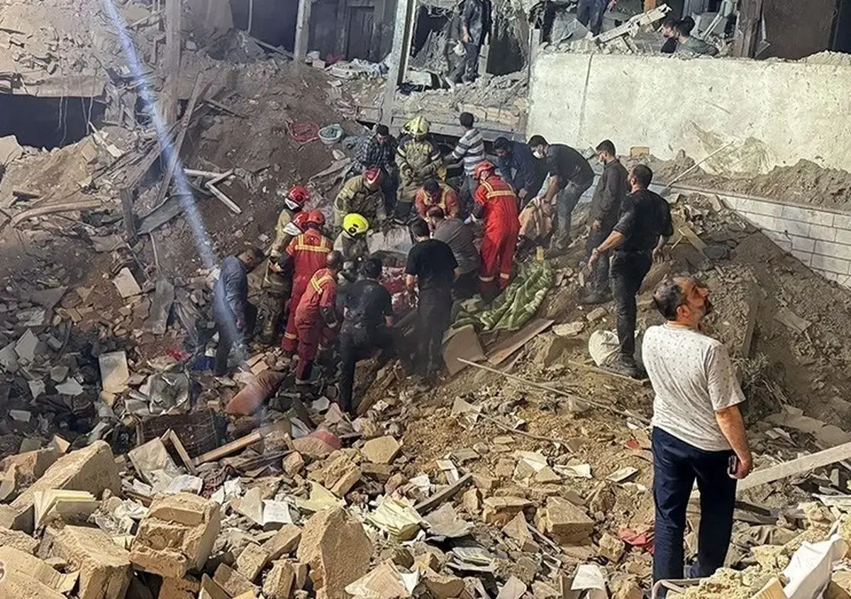 روزنامه جوان فاش کرد؛ ساختمان مورد حمله اسرائیل در نارمک محل سکونت یک دانشمند هسته‌ای بود