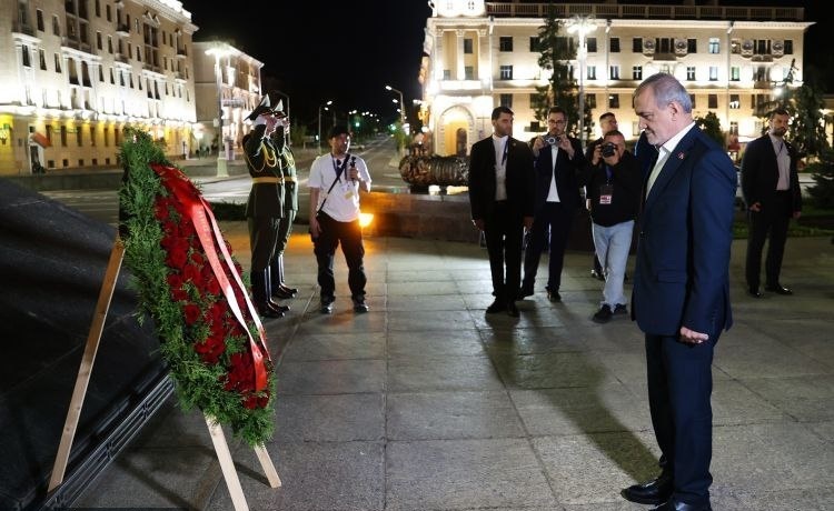 ببینید| ادای احترام پزشکیان در بنای یادبود کشته‌شدگان جنگ میهنی بلاروس