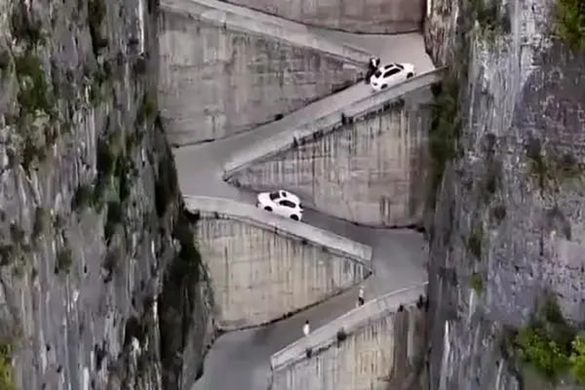 ببینید| جاده ای در چین که جاذبه زمین را به چالش می کشد