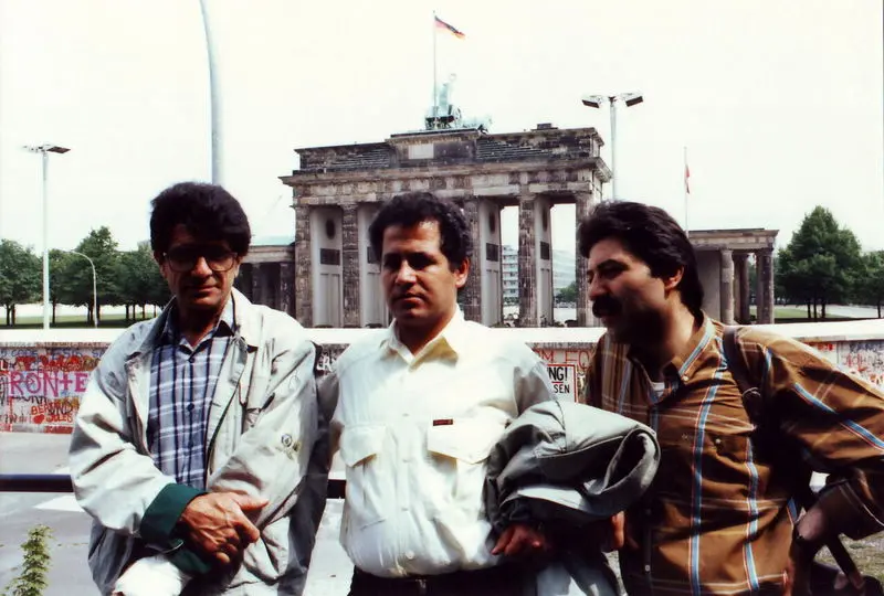 عکسی از محمدرضا شجریان در کنار دیوار برلین پیش از فروپاشی