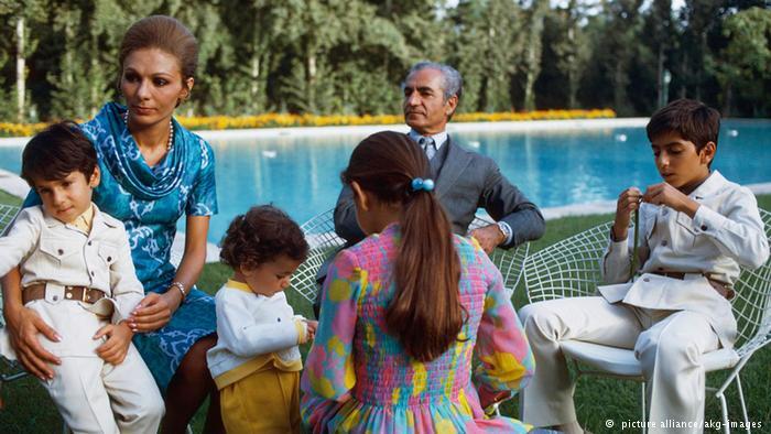 عکس| قاب خانوادگی محمدرضا شاه و فرح در کاخ نیاوران