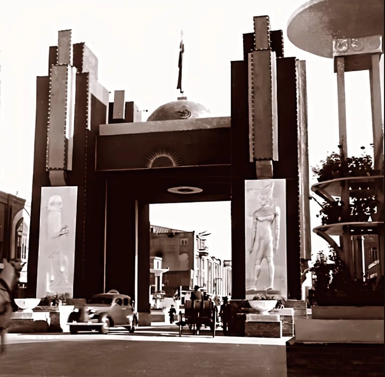 طاق نصرتی که به مناسبت ازدواج محمدرضا پهلوی با فوزیه برپا شد؛ سال ۱۳۱۸ +عکس