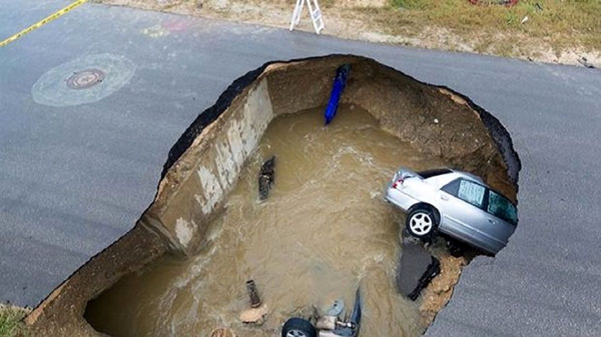 ببینید| زمین یک خودرو با راننده‌اش را بلعید!