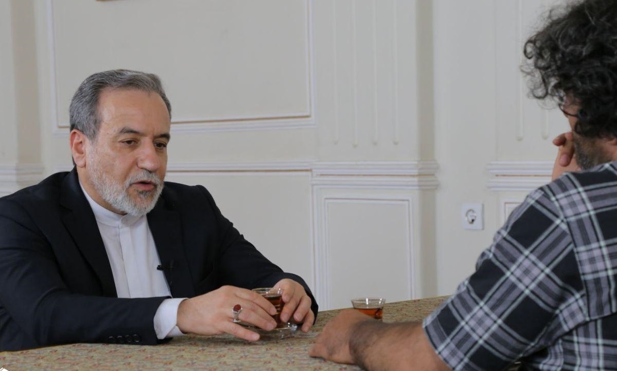 واکنش مجری برنامه به تعطیلی برنامه ماجرای جنگ: چقدر کودکانه است که ما را رقیب خود در «گفت‌وگوی ویژه خبری» دانستید