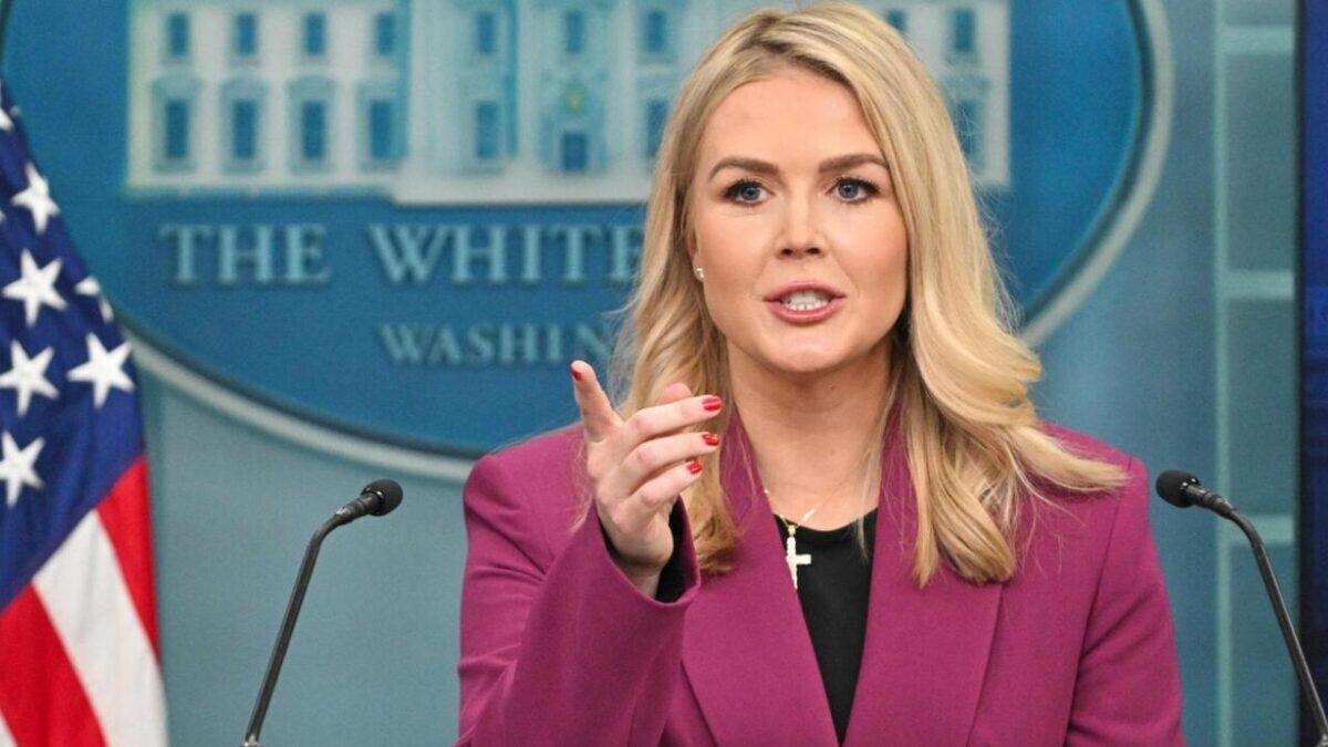 ببینید| غافلگیری تولد سخنگوی کاخ سفید توسط همکارانش