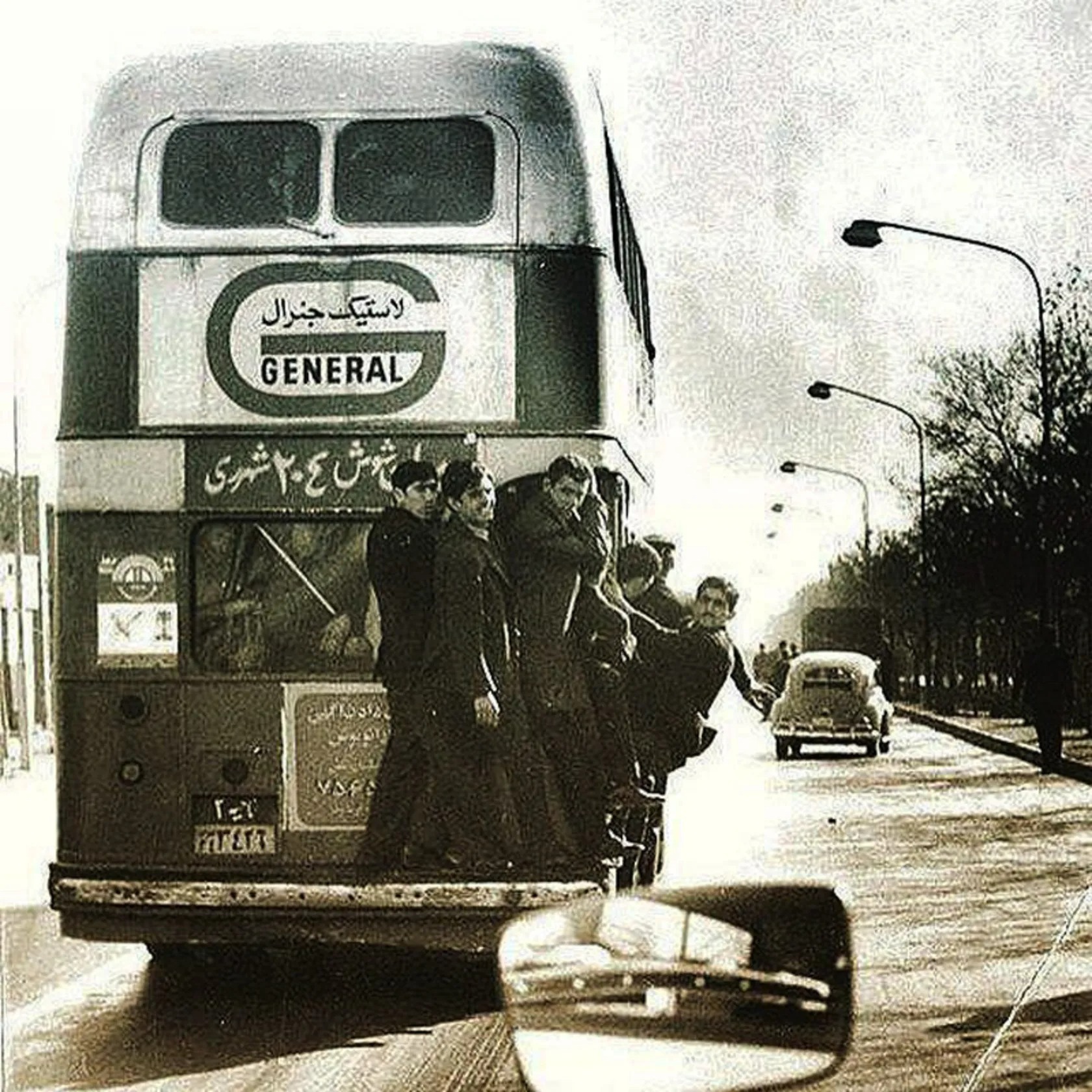 عکسی از اتوبوس دو طبقه در خط شوش به شهر ری در تهران قدیم