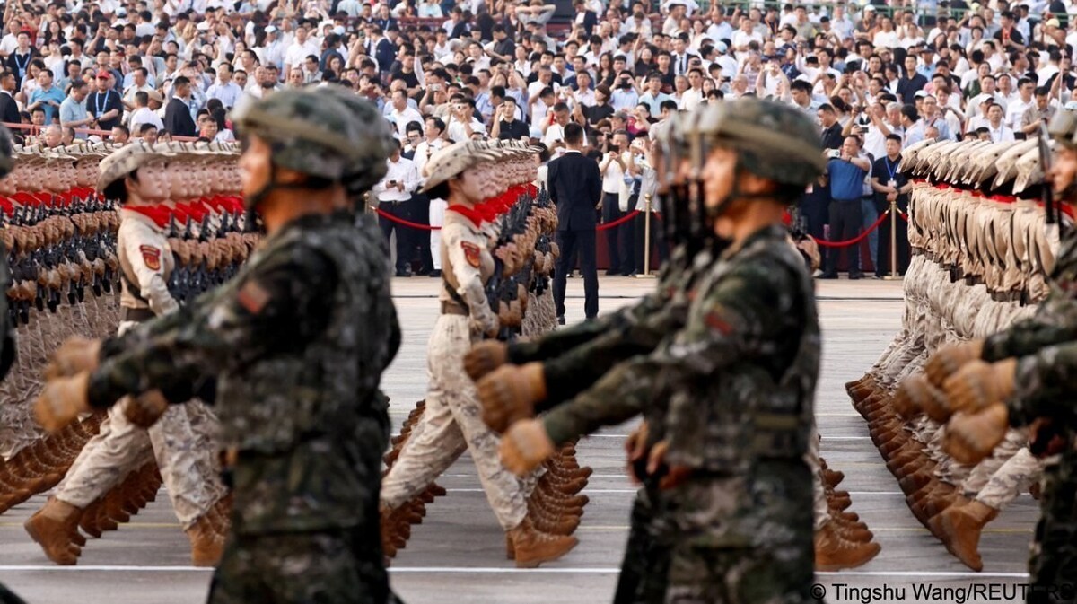 ببینید| رژه سربازان زن ارتش چین در مقابل پوتین