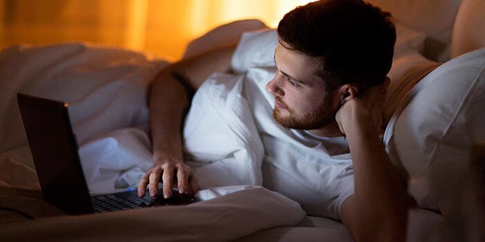 کمخوابی و دیر خوابیدن چطور شما را چاق میکند؟ کمخوابی و دیر خوابیدن چطور شما را چاق میکند؟