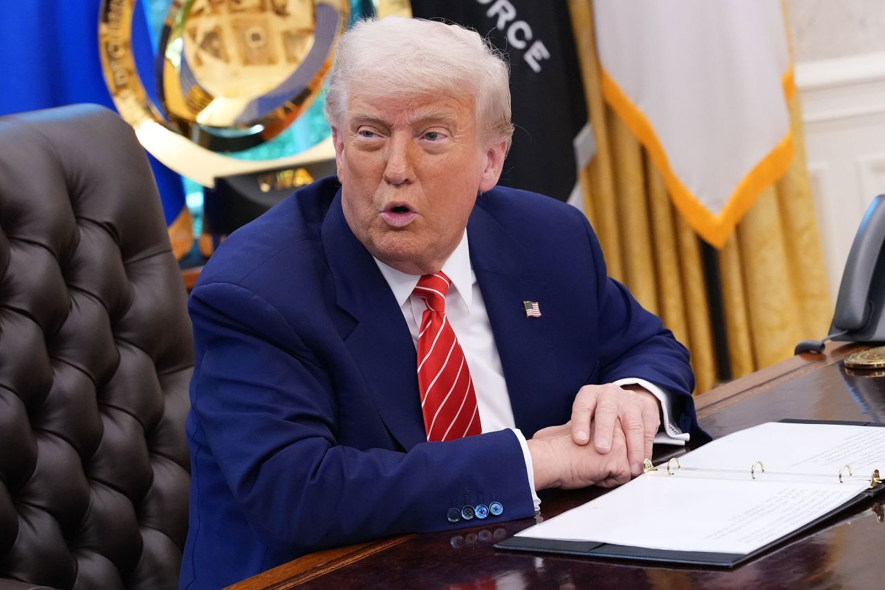 ببینید| پنهان‌کاری خبرساز ترامپ وسط کنفرانس خبری در کاخ سفید