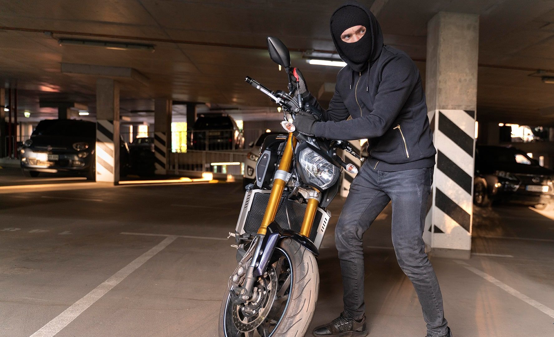 ببینید| سرقت موتورسیکلت توسط نوجوان ۱۶ ساله در آرامش کامل