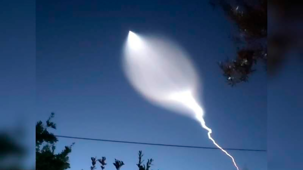 ببینید| تصاویر شلیک موشک ایرانی با رد خاص در آسمان