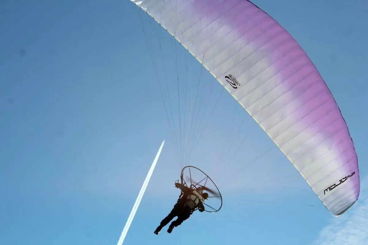 ببینید| مرگ پاراگلایدرسوار به خاطر برق‌گرفتگی حین پرواز