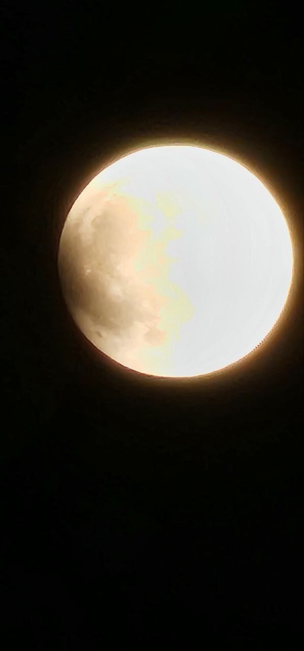 عکس| شکار لحظه آغاز ماه گرفتگی ۱۶ شهریور ۱۴۰۴ در بوشهر