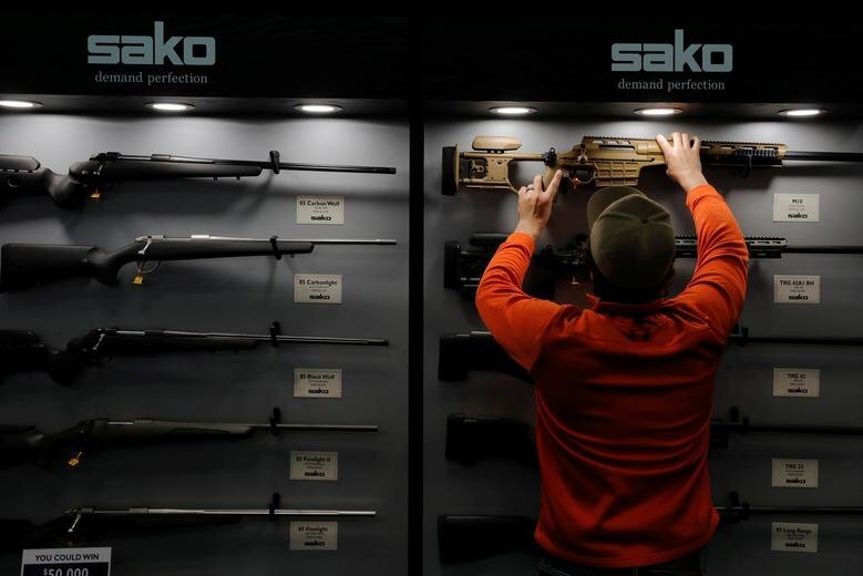 ببینید| نمایشگاهی برای خرید سلاح گرم و سرد در آمریکا!