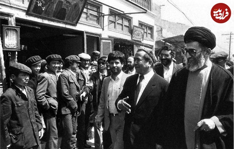 عکسی از رهبر انقلاب درحال قدم زدن در خیابانی در چین؛ سال ۱۳۶۸
