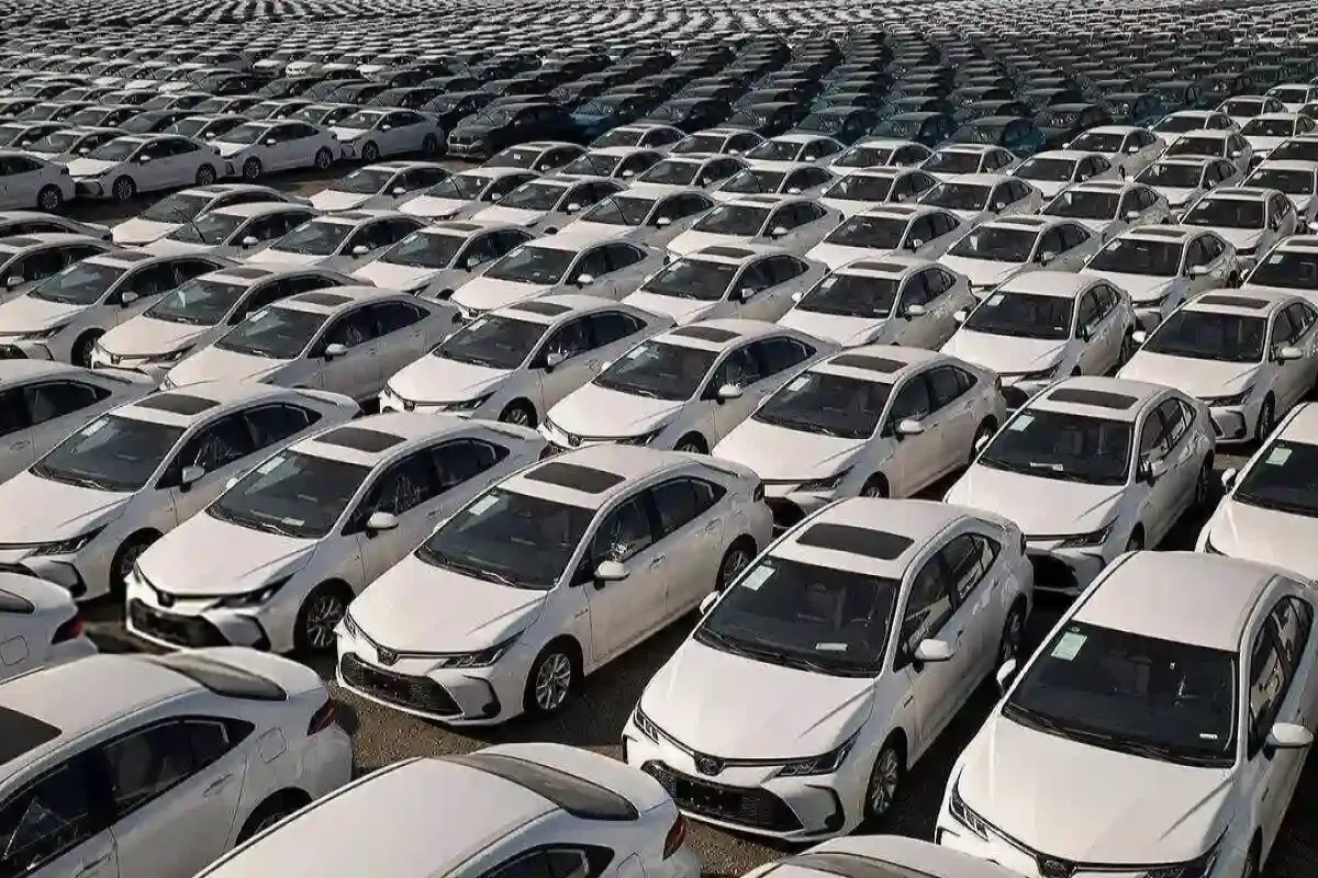 خودروهای خارجی در صف ورود به تالار بورس! خودروهای خارجی در صف ورود به تالار بورس!