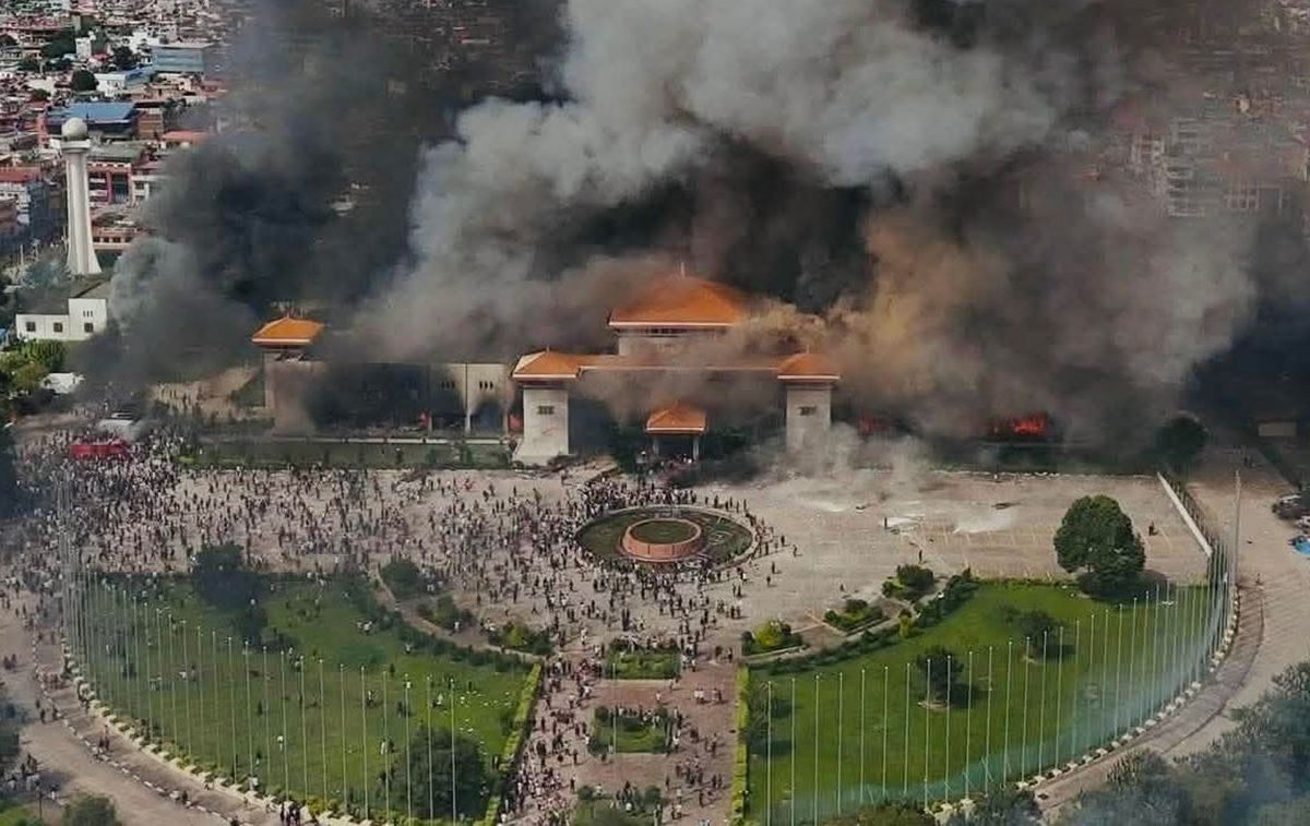 ببینید| معترضان خانه نخست وزیر نپال را آتش زدند