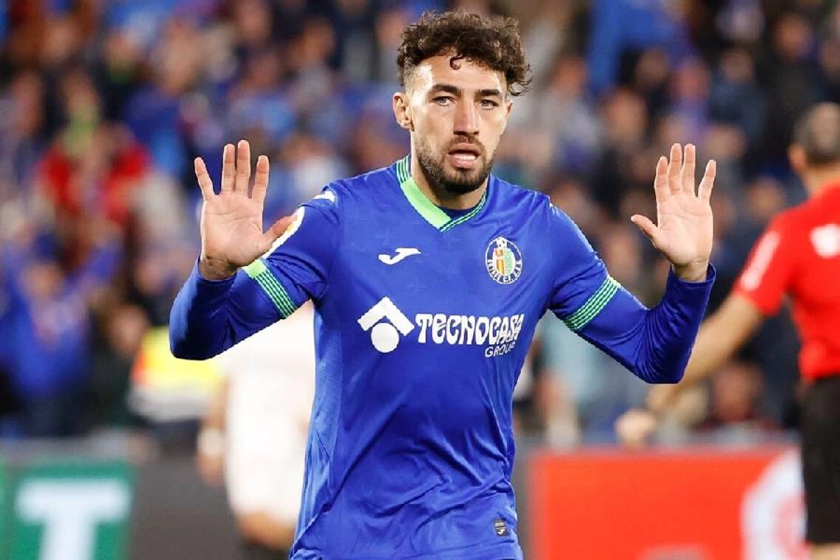 عکس| کری خوانی منیر الحدادی در لباس استقلال