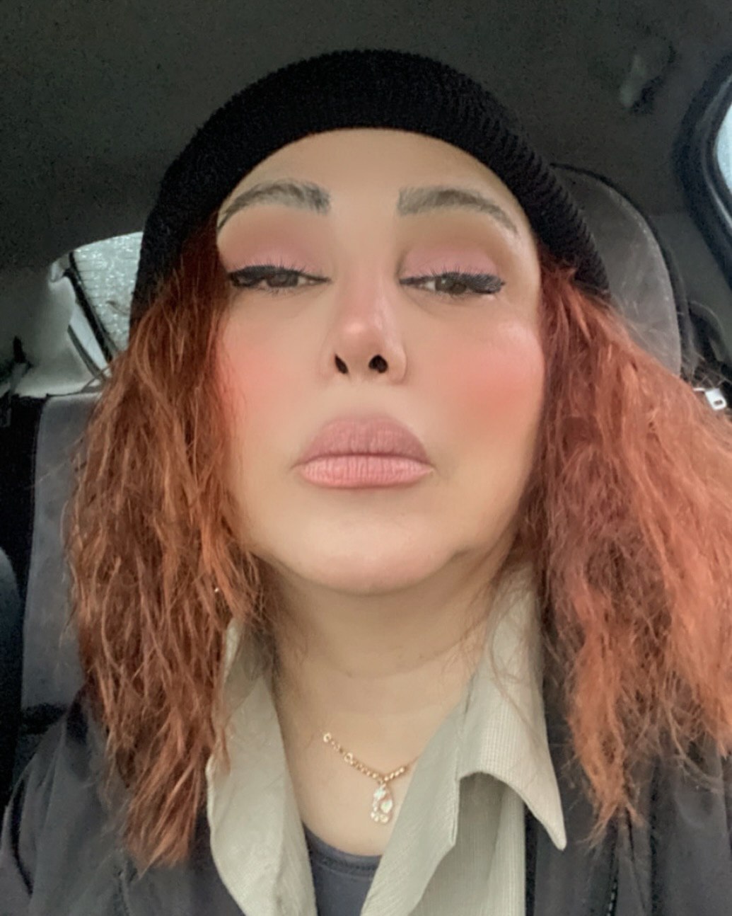 عکس/ ژست عجیب بهنوش بختیاری با کلاه‌گیس رنگی