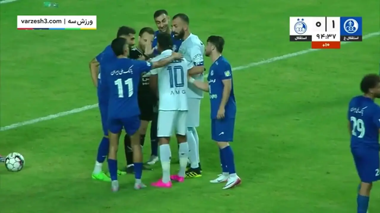 ببینید| اخراج رامین رضاییان بعد از درگیری در محوطه جریمه