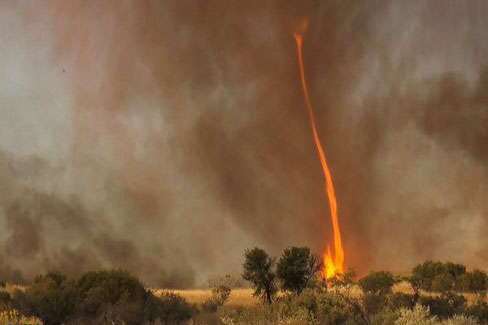 ببینید| نمایی هولناک از گردباد آتشین در برزیل