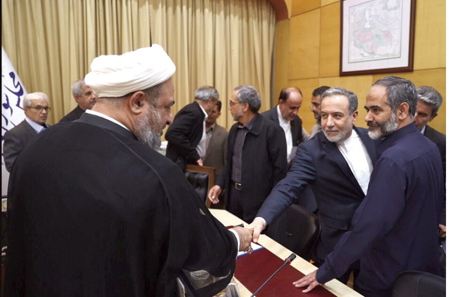 روایت روزنامه نزدیک به قالیباف از جلسه محرمانه با وزیر خارجه؛ عراقچی خودسر عمل نکرده عراقچی در کمیسیون امنیت ملی