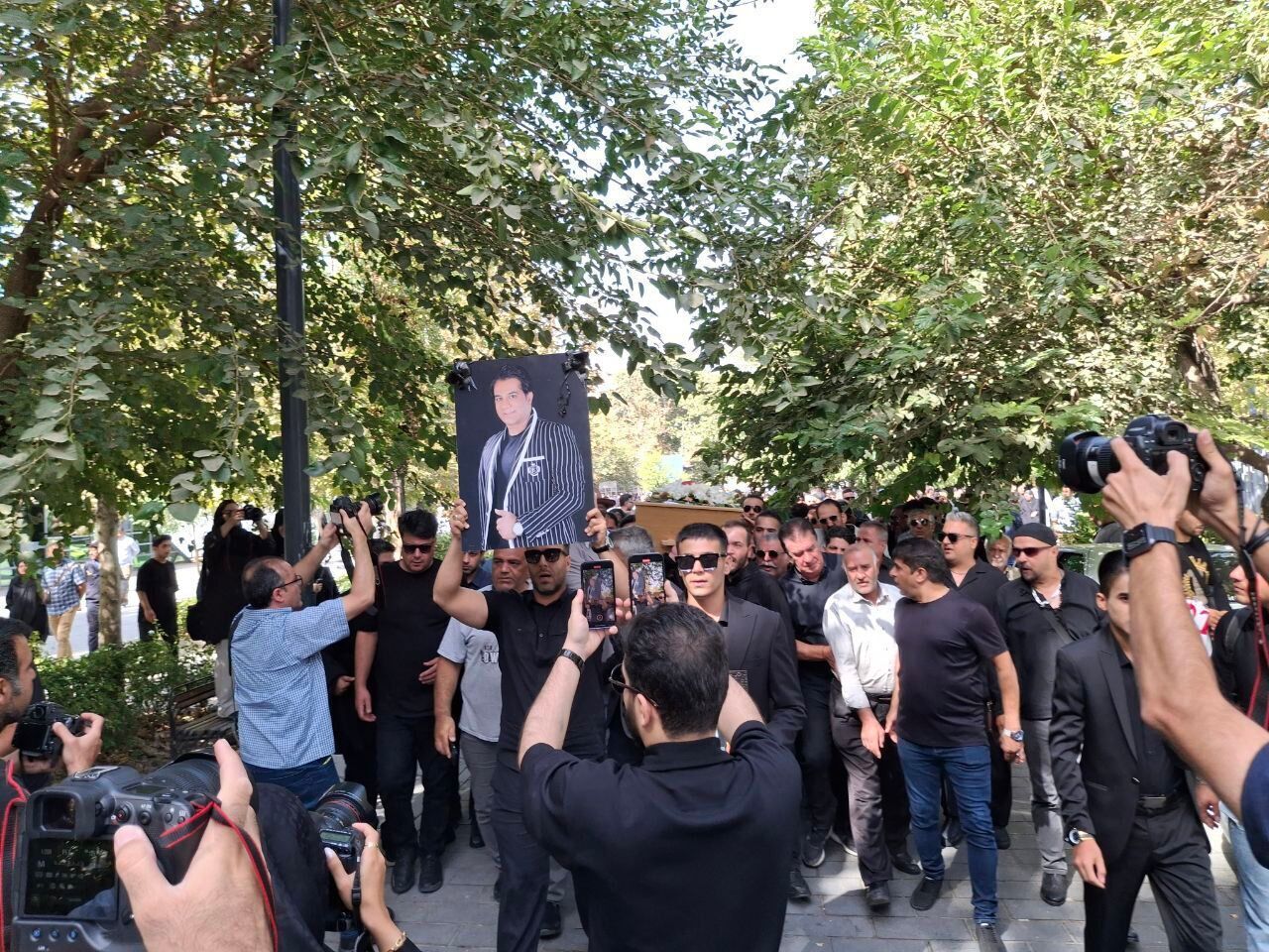 ببینید| گریه بازیگر زخم کاری در خاکسپاری امید جهان