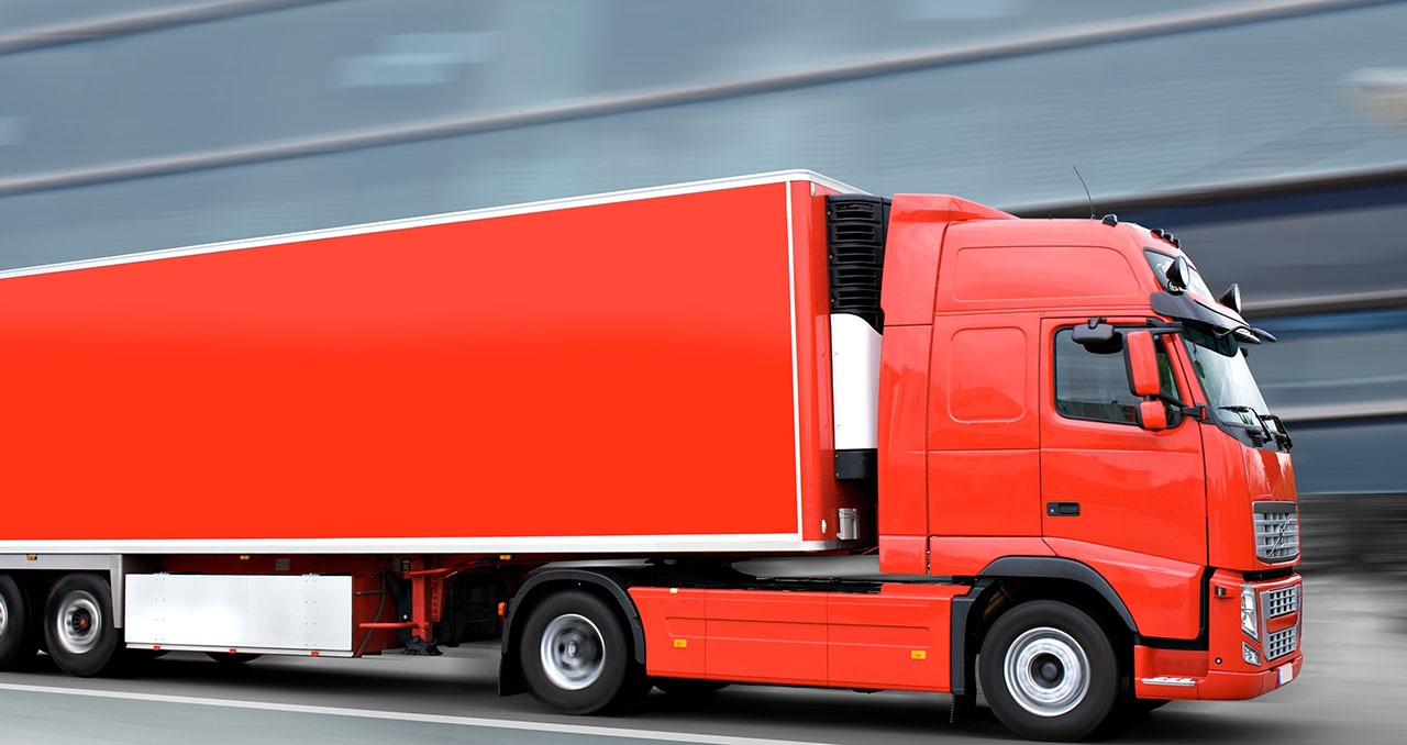 ببینید| لحظات وحشتناک ترکیدن لاستیک تریلی حامل خودرو در جاده!