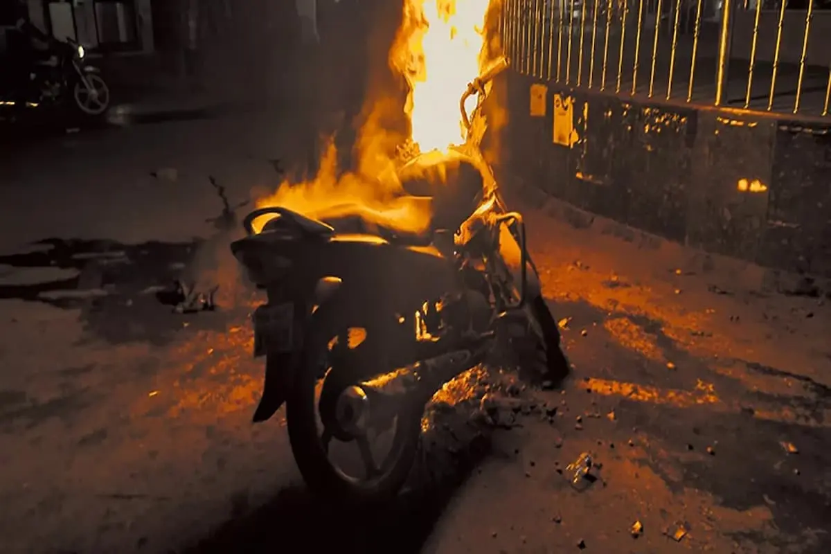 ببینید| آتش زدن وسیله نقلیه در اعتراض به جریمه رانندگی!