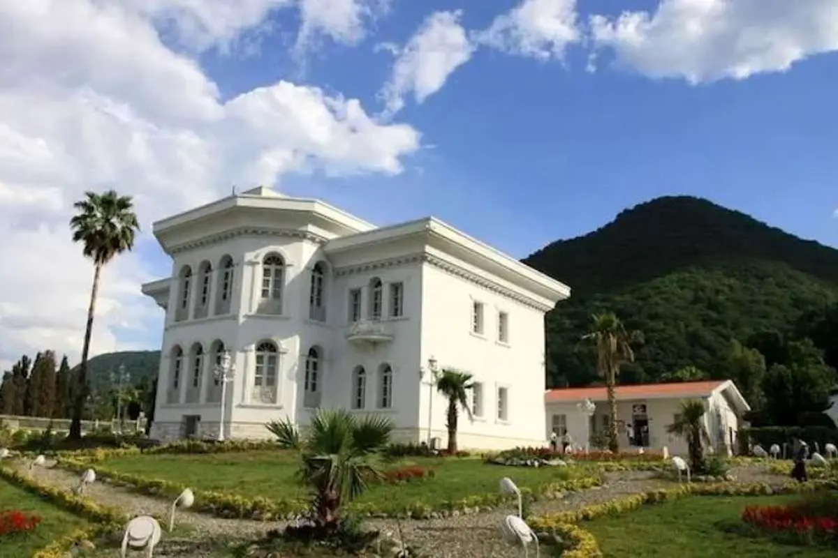 ماجرای درگیری در کاخ مرمر رامسر بر سر حجاب/ فرماندار عذرخواهی کرد ماجرای درگیری در کاخ مرمر رامسر بر سر حجاب/ فرماندار عذرخواهی کرد