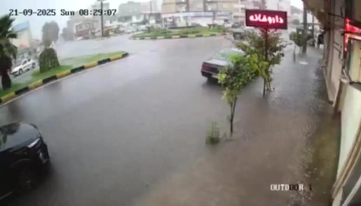 ببینید| ورود سیلاب به یک داروخانه در آستارا